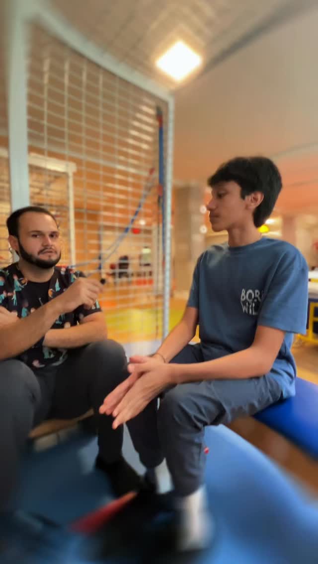 Profissional e paciente durante atendimento em ambiente terapêutico do CGRN.